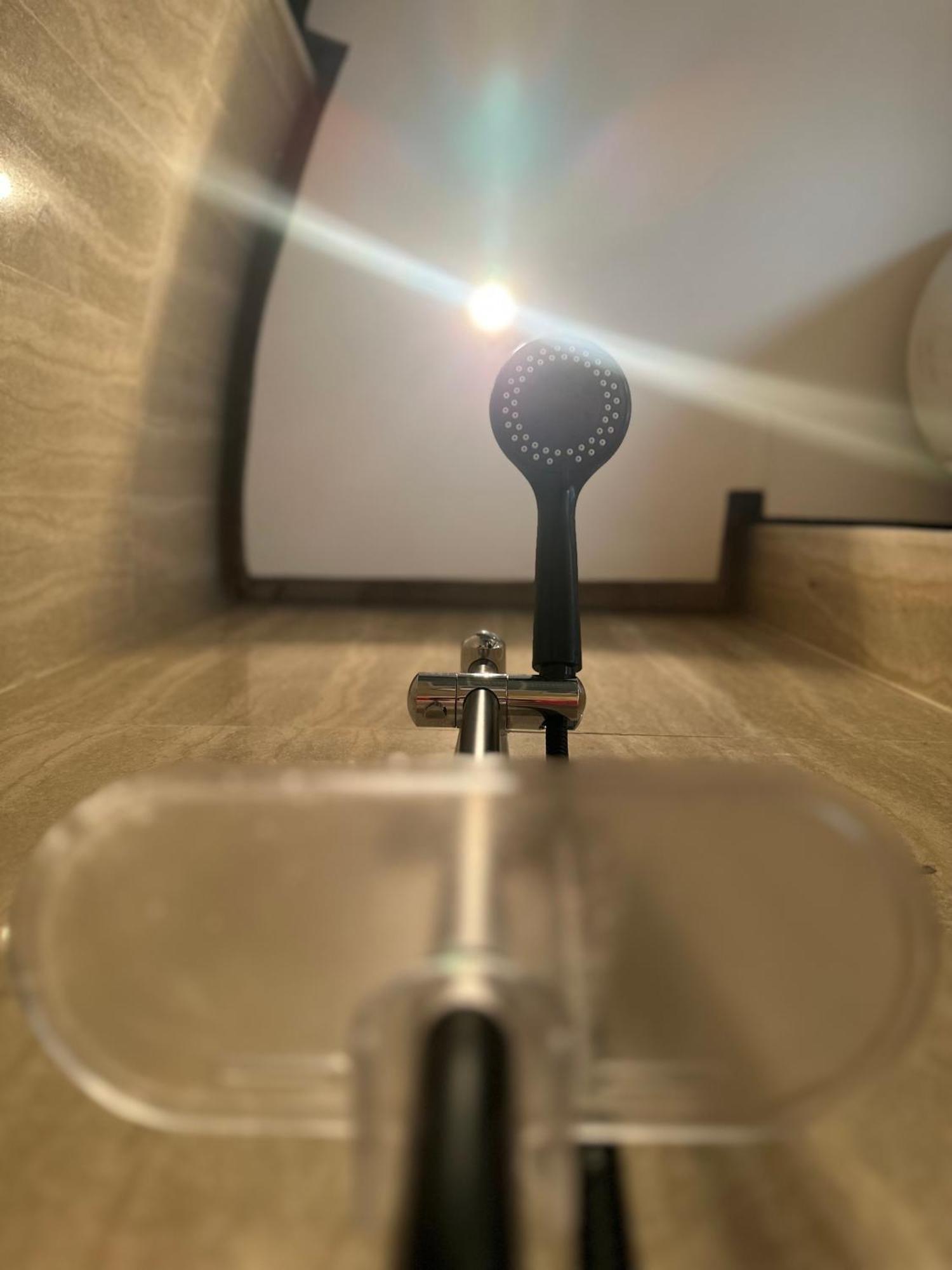 Modern 1-Bedroom Apartment In Zamalek Visits Allowed Kairo Eksteriør bilde