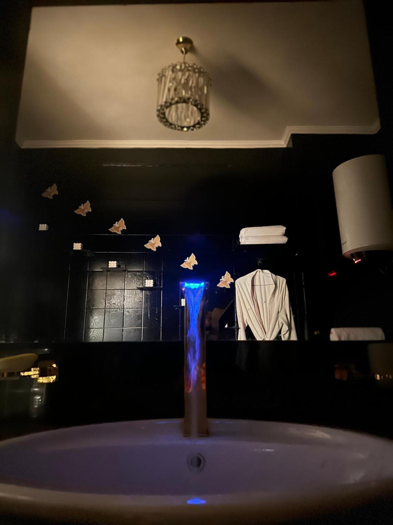 Modern 1-Bedroom Apartment In Zamalek Visits Allowed Kairo Eksteriør bilde