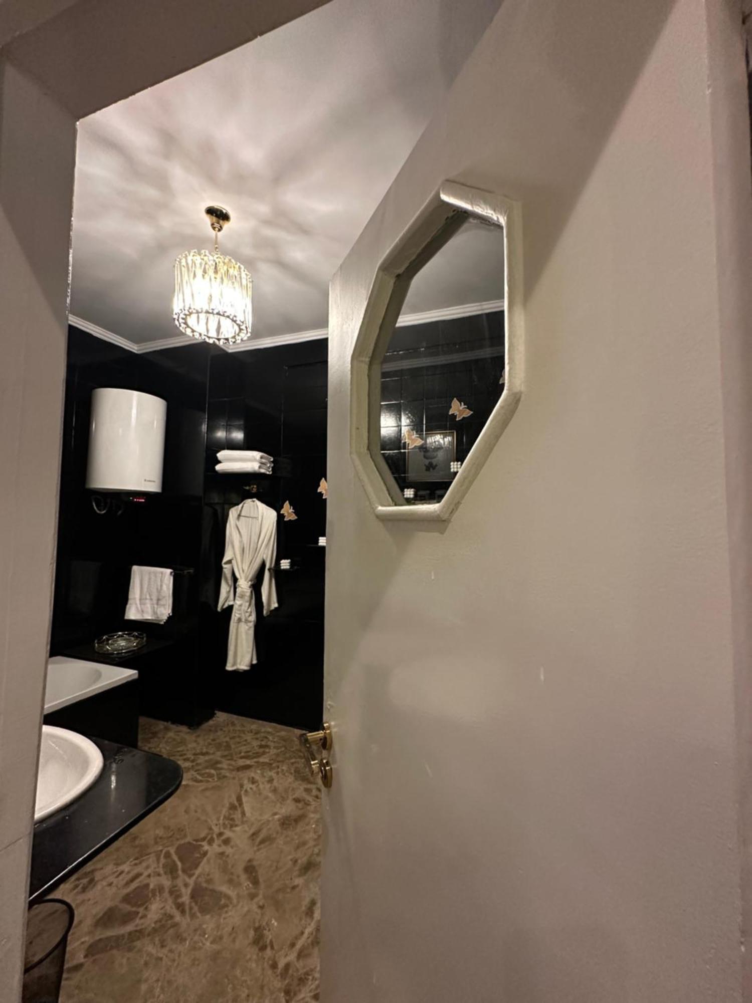 Modern 1-Bedroom Apartment In Zamalek Visits Allowed Kairo Eksteriør bilde
